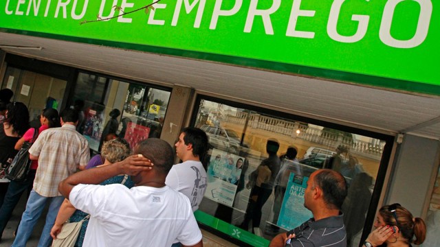 Centro Emprego Desemprego Reuters