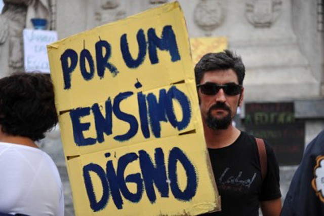 Por Um Ensino Digno