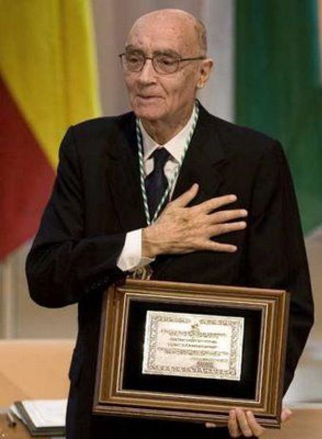 Premio Nobel Portugues Jose Saramago Saluda Recibir Titulo Hijo Predilecto Andalucia 1
