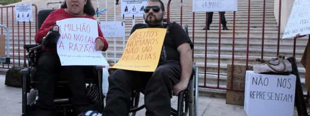 Deficientes assinalam dia com vig&iacute;lia de rep&uacute;dio ao Or&ccedil;amento