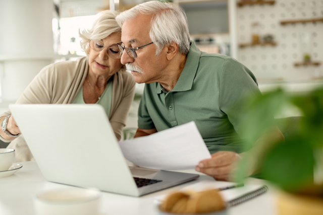 Casal Senior Analisando Suas Economias