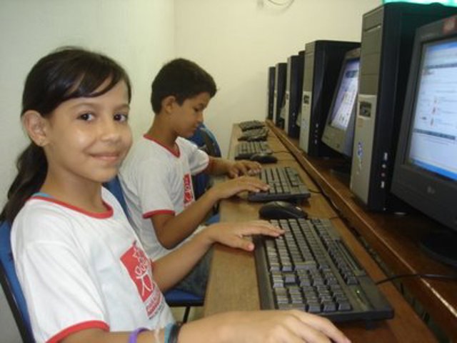 Alunos Comemoram A Internet Na Escola