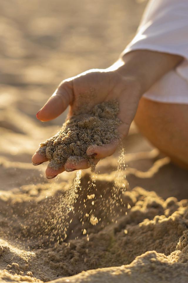 Woman Beach Holding Sand Her Hand Image By Freepik